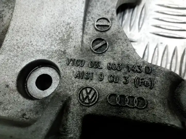 Volkswagen Tiguan (2007 - 2011) 03L903143D Кронштейн генератора — фото 2