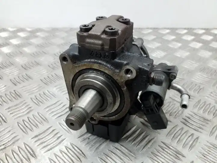 Skoda Octavia Mk2 (1Z) (2004 - 2013) 03L130755E Топливный насос — фото 1
