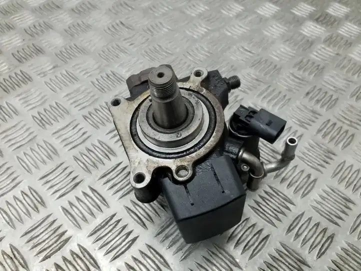 Skoda Octavia Mk2 (1Z) (2004 - 2013) 03L130755E Топливный насос — фото 2