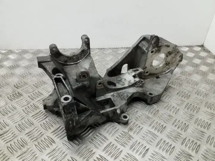 Audi A4 S4 B8 8K (2007 - 2011) 03L903143H Кронштейн генератора — фото 1