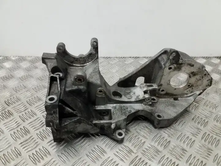 Audi A4 S4 B8 8K (2007 - 2011) 03L903143H Кронштейн генератора — фото 2