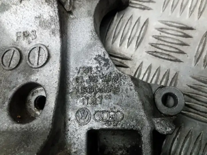 Audi A4 S4 B8 8K (2007 - 2011) 03L903143H Кронштейн генератора — фото 3