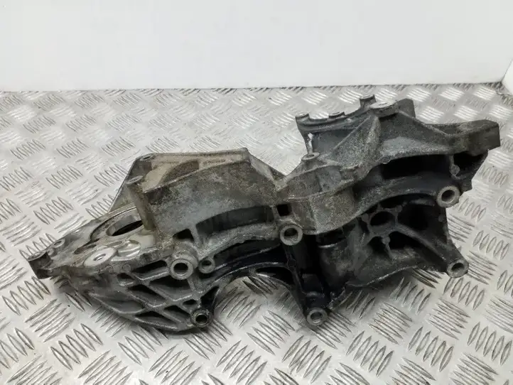 Audi A4 S4 B8 8K (2007 - 2011) 03L903143H Кронштейн генератора — фото 7