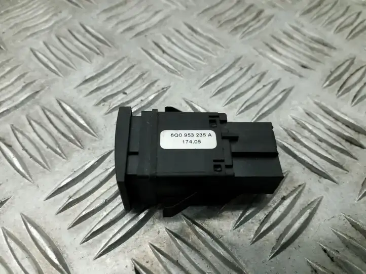 Volkswagen Polo (2001 - 2005) 6Q0953235A Включатель аварийных фонарей — фото 4