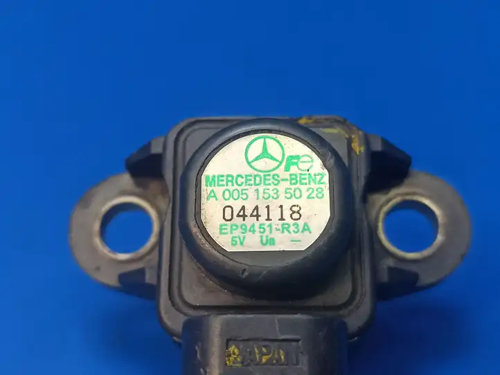 Mercedes-Benz E W211 (2002 - 2009) A0051535028 Датчик давления воздуха впуска — фото 5