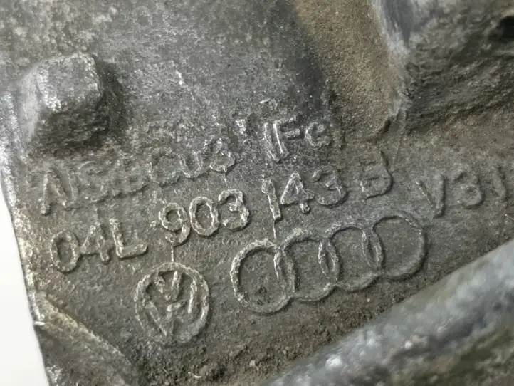 Volkswagen Golf VII (2013 - 2019) 04L903143B Кронштейн генератора — фото 2