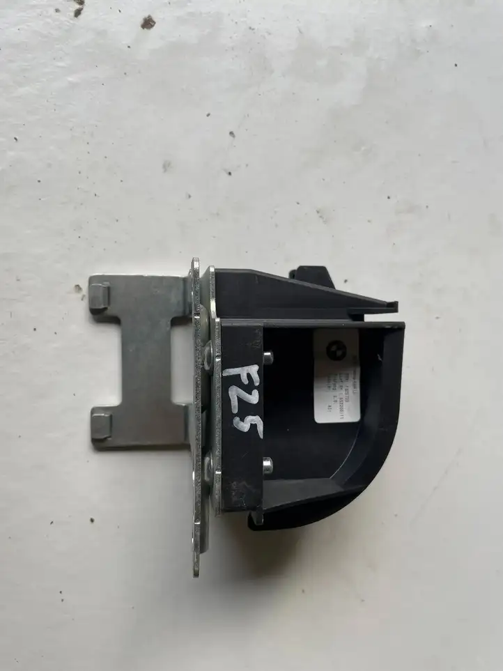 BMW X3 F25 (2010 - 2017) 7325723 Держатель шторки — фото 3