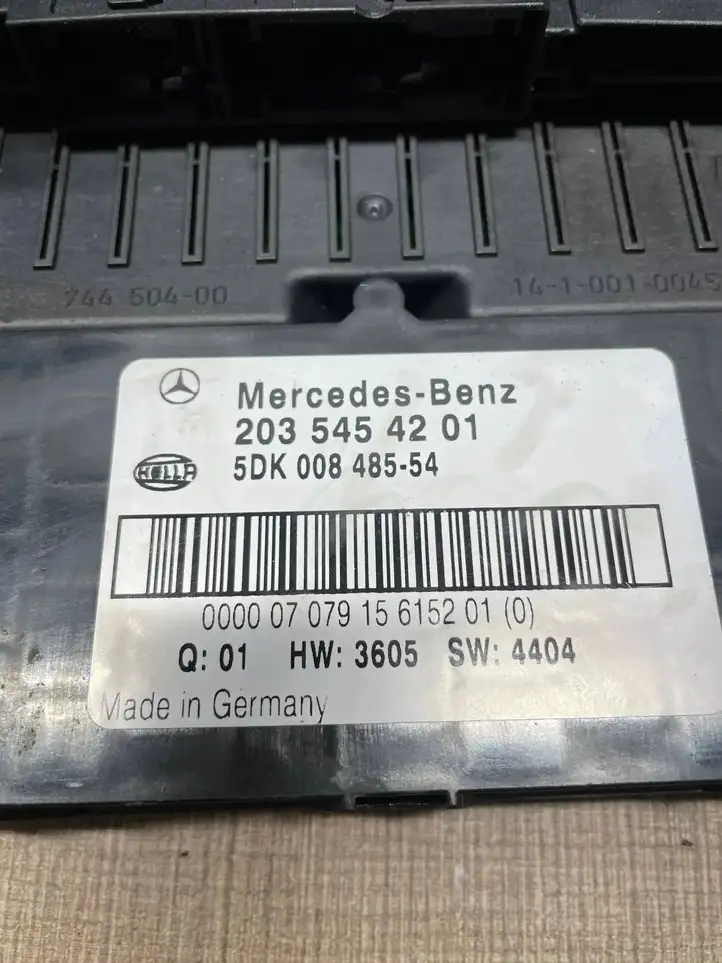 Mercedes-Benz C W203 (2000 - 2007) 2035454201 Блок предохранителей — фото 3