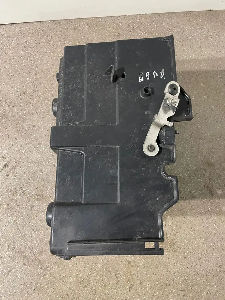 Ford Kuga II (2013 - 2019) AM5110723A Ящик аккумулятора — фото 3