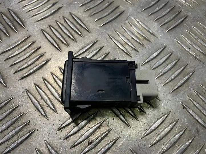 Toyota Avensis T250 (2006 - 2009) 153337 Кнопка обогрева стекла — фото 2
