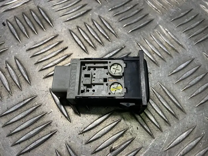 Toyota Avensis T250 (2006 - 2009) 153337 Кнопка обогрева стекла — фото 4