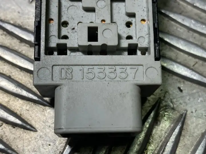 Toyota Avensis T250 (2006 - 2009) 153337 Кнопка обогрева стекла — фото 5