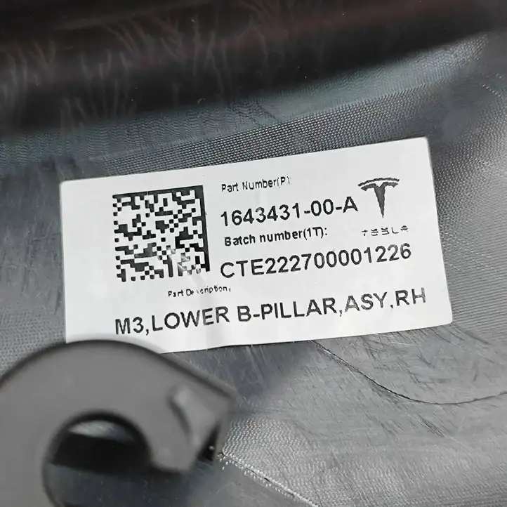 Tesla Model 3 (2017 - 2023) 164343100A Верхняя обшивка стойки B — фото 6