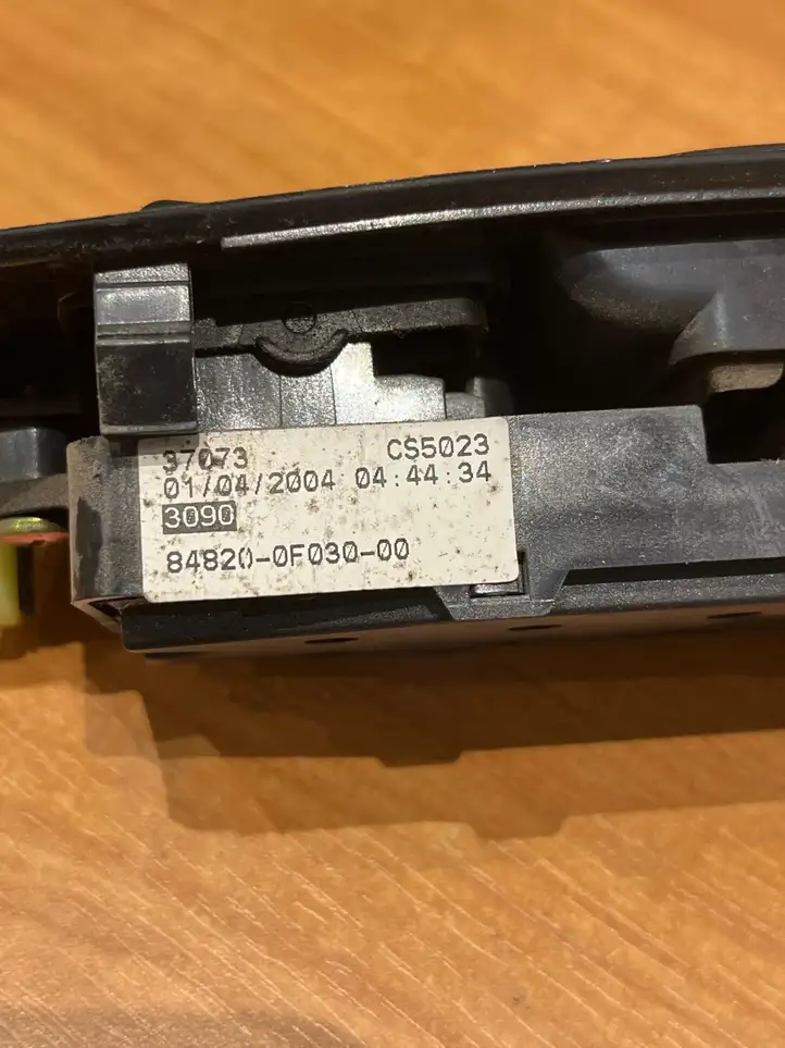 Toyota Corolla Verso AR10 (2004 - 2009) 848200F03000 Блок кнопок стеклоподъемников — фото 4