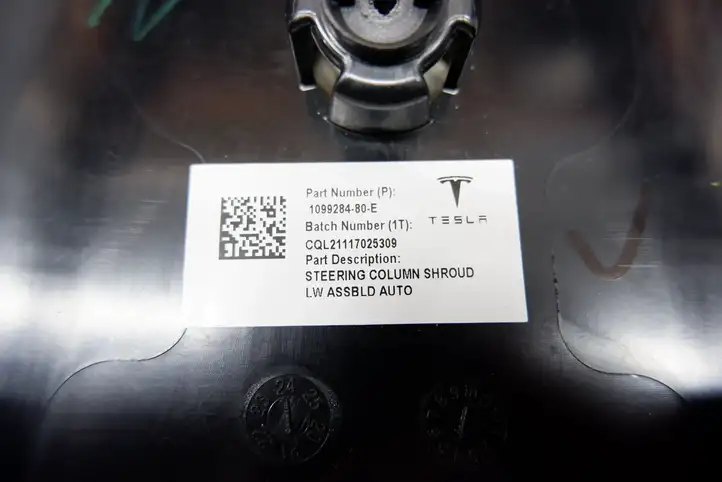 Tesla Model 3 (2017 - 2023) 109928480E Обшивка рулевой колонки — фото 5