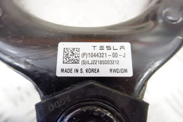 Tesla Model Y (2019 - 2024) 104432100J U-образный рычаг подвески — фото 9