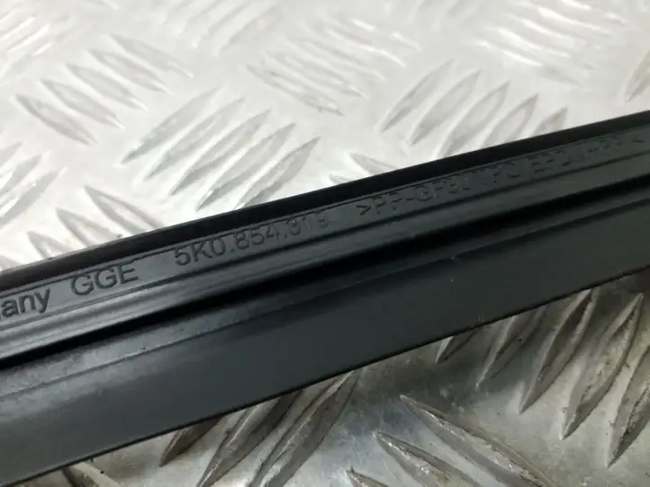 Volkswagen Golf VI (2009 - 2013) 5K0854319 Накладка стоек лобового стекла — фото 3