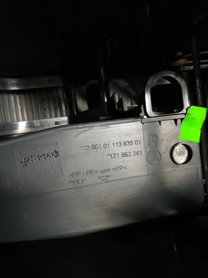 Skoda Octavia Mk2 (1Z) (2004 - 2013)  320010111363501 Другая деталь салона