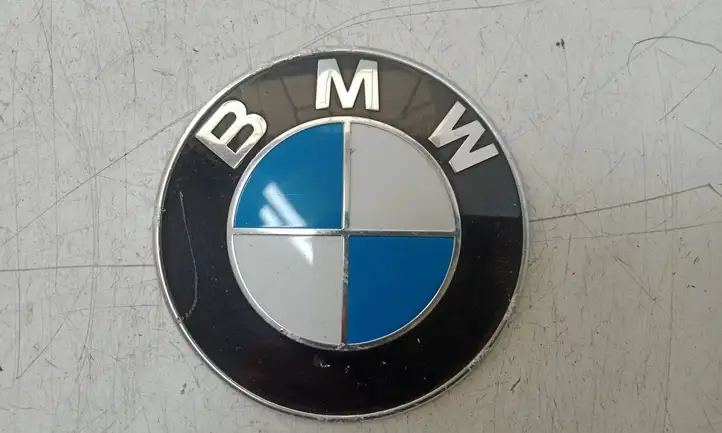 BMW 3 F30 F35 F31 (2012 - 2018) 10333410 Эмблема автомобиля — фото 1