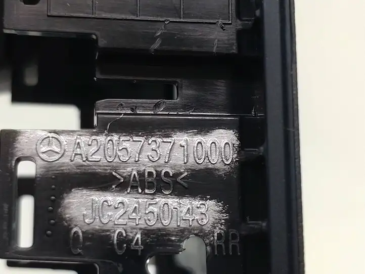 Mercedes-Benz EQC (2018 - ) A2057371000 Накладка кнопки стеклоподъемника — фото 6