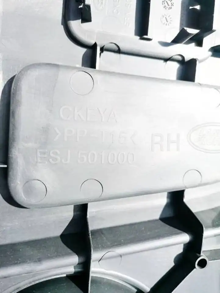 Land Rover Discovery 3 - LR3 (2004 - 2009) ESJ501000 Вещевой ящик — фото 3