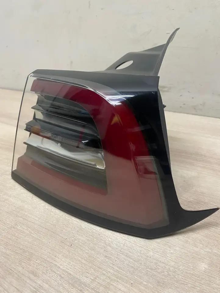 Tesla Model Y (2019 - 2024) Задний противотуманный фонарь — фото 5