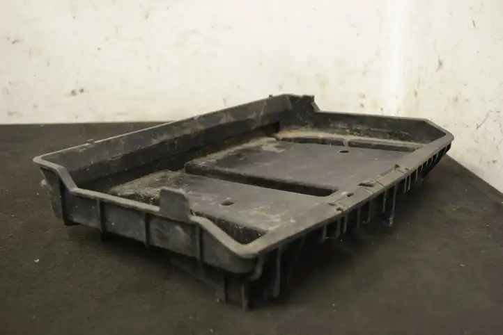 Mercedes-Benz C W205 (2014 - 2021) a2056200118 Площадка аккумулятора — фото 4