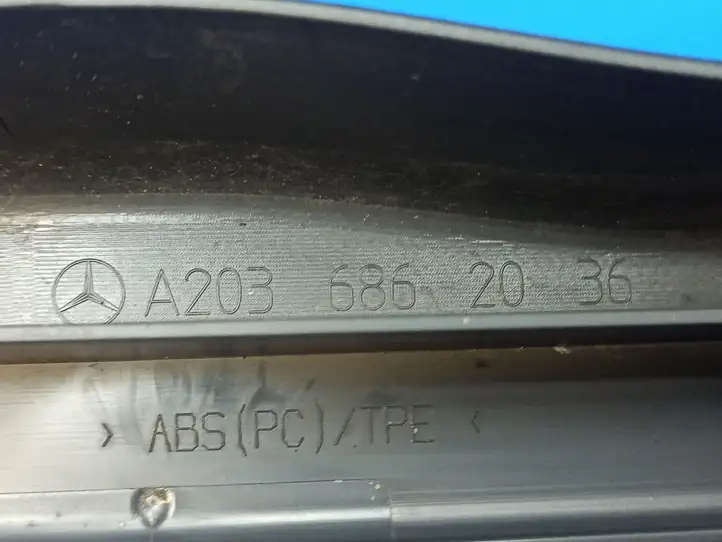 Mercedes-Benz C W203 (2000 - 2007) A2036862036 Внутренняя отделка переднего порога — фото 4