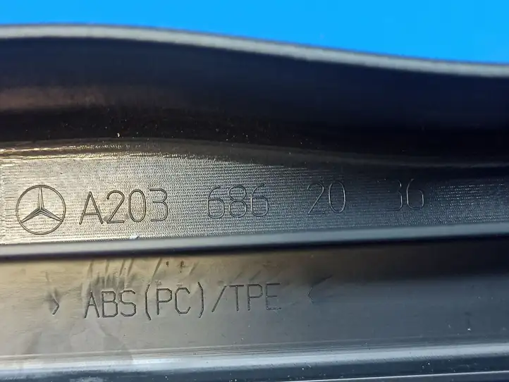 Mercedes-Benz C W203 (2000 - 2007) A2036862036 Внутренняя отделка переднего порога — фото 9