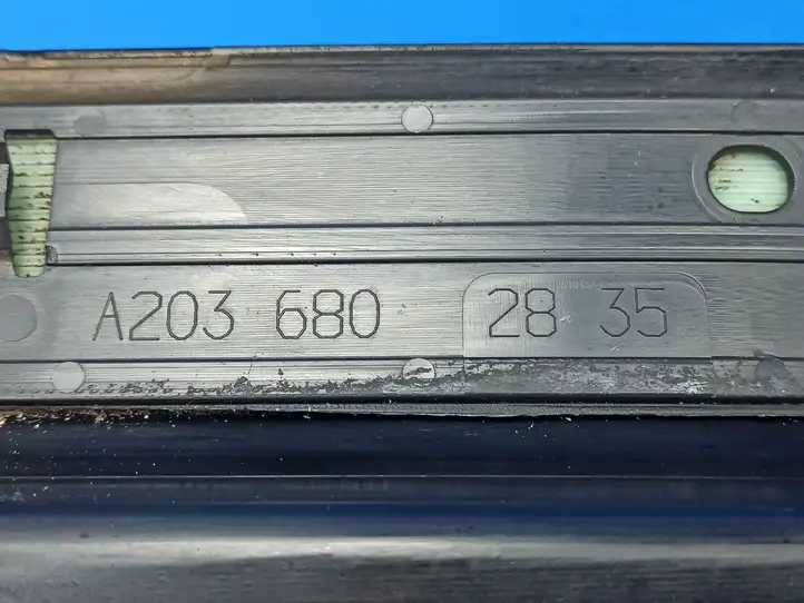 Mercedes-Benz C W203 (2000 - 2007) A2036802835 Наружная отделка переднего порога — фото 2