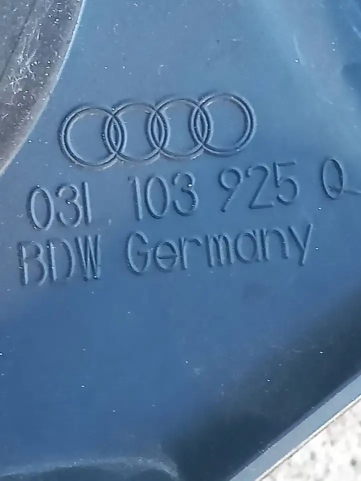 Audi A6 S6 C6 4F (2008 - 2011) 03L103925Q Крышка двигателя декоративная — фото 3