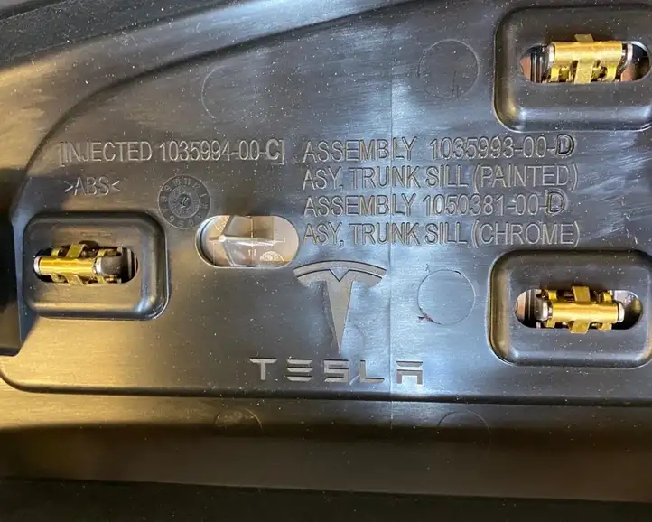 Tesla Model X (2015 - 2021) 103599400C Отделка порога багажника — фото 10