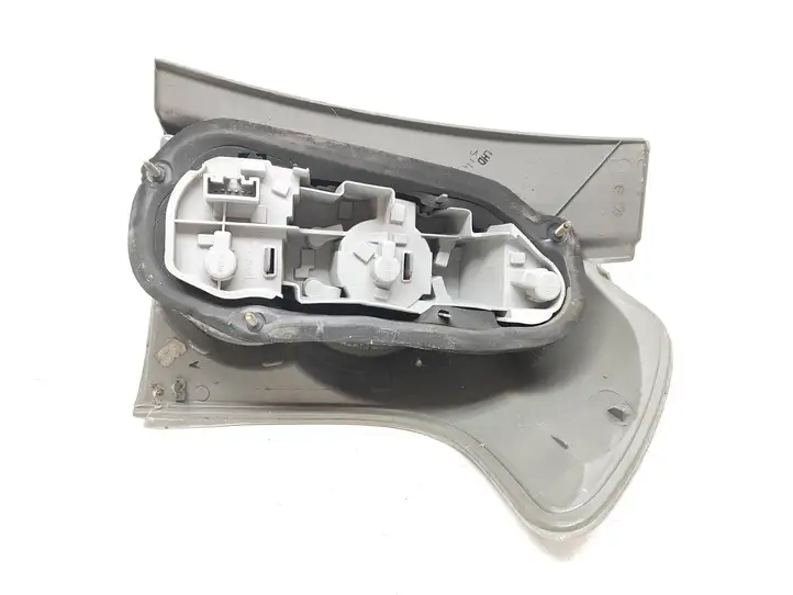Toyota Corolla Verso AR10 (2004 - 2009) Задний фонарь в кузове — фото 4