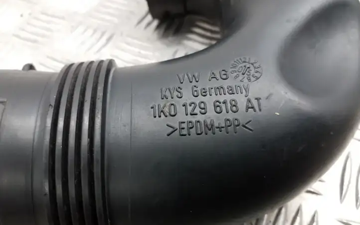 Audi A3/S3 8P (2004 - 2008) 1K0129618AT Детали воздухозаборника — фото 3