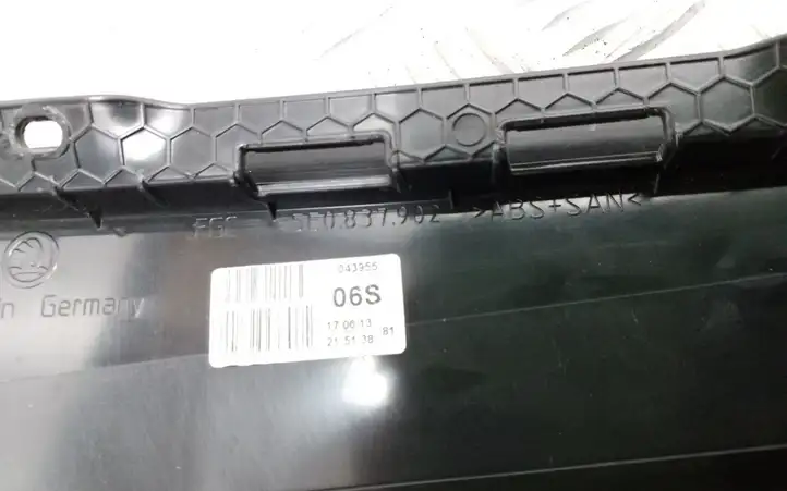 Skoda Octavia Mk3 (5E) (2013 - 2019) 5E0837902 Накладка стекла передней двери — фото 2