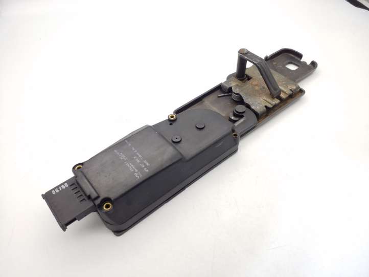 Audi Q7 (2005 - 2009)  4F9827383B Притягиватель задней крышки