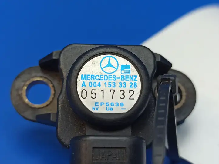 Mercedes-Benz C W203 (2000 - 2007) A0041533328 Датчик давления воздуха впуска — фото 2