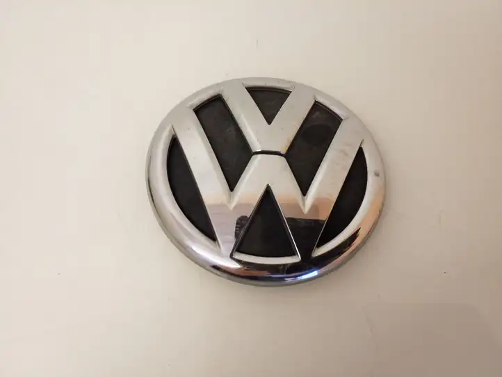 Volkswagen Jetta VI (2011 - 2018) Эмблема производителя — фото 1