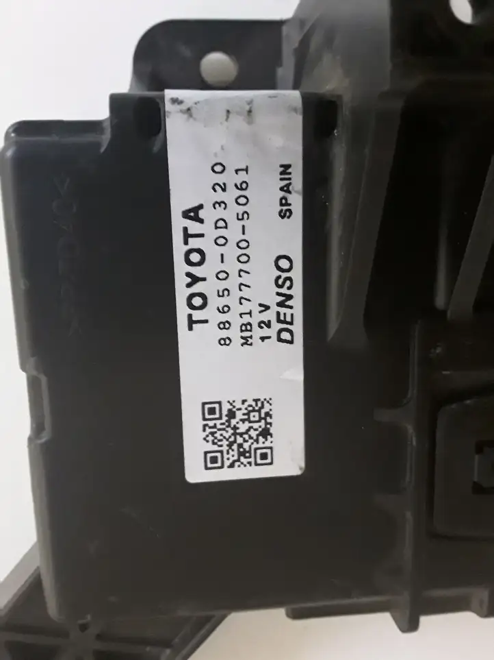 Toyota Yaris (2014 - 2019) 886500D320 Модуль управления кондиционером — фото 3