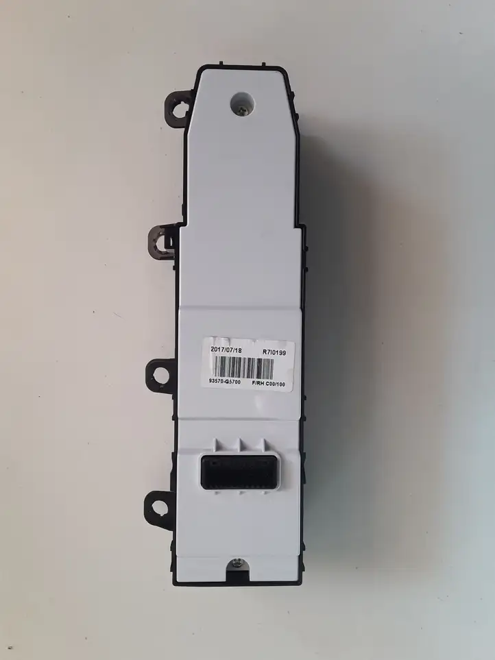 Toyota Prius (XW50) (2015 - ) 93570G5700 Блок кнопок стеклоподъемников — фото 2