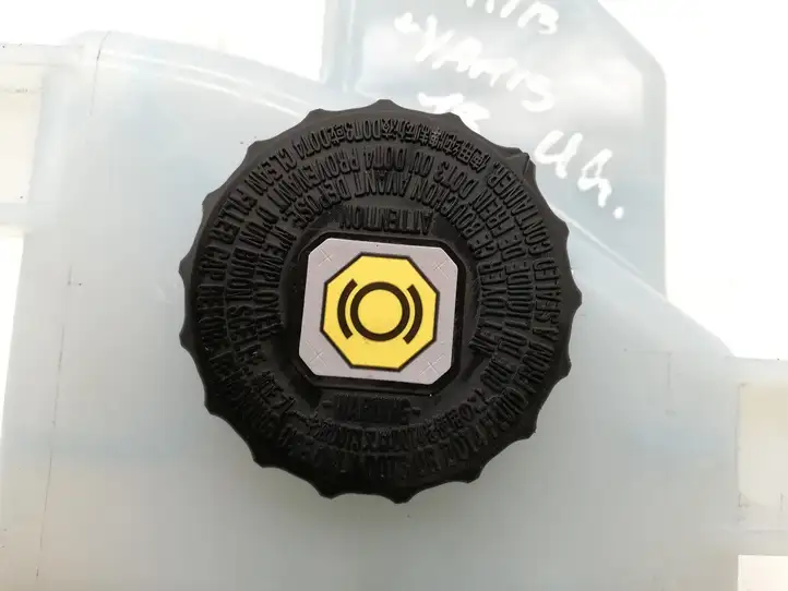 Toyota Yaris (2014 - 2019)   Расширительный бачок тормозной жидкости