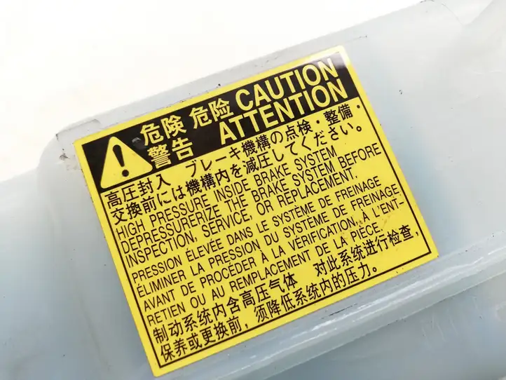 Toyota Yaris (2014 - 2019)   Расширительный бачок тормозной жидкости