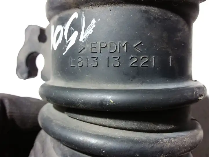 Mazda 6 (2002 - 2005) L81313221 Трубка подачи воздуха — фото 3