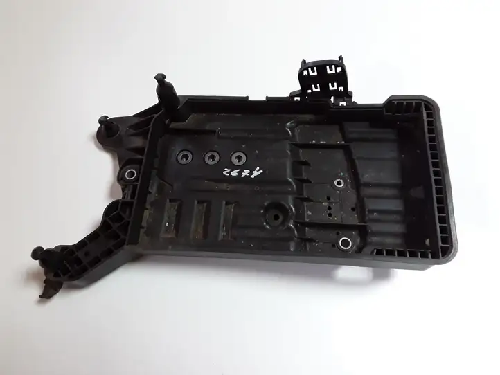 Volkswagen Tiguan (2016 - 2020) 5QF915325B Площадка аккумулятора — фото 1