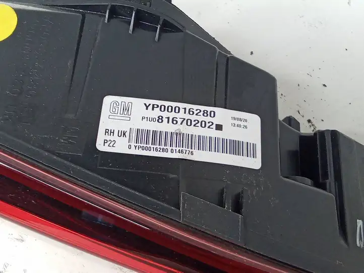 Opel Grandland X (2017 - ) YP00016280 Задний фонарь в крышке багажника — фото 2