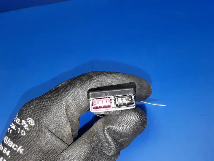 Mercedes-Benz C W204 (2007 - 2014) A2048200089 Усилитель антенны — фото 5