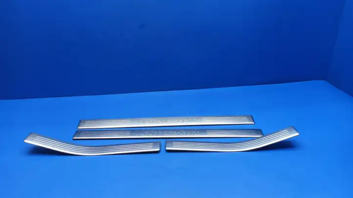 Mercedes-Benz E W212 (2009 - 2016) A2126861136 Наружная отделка переднего порога — фото 1