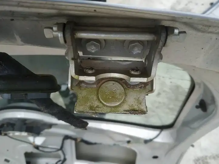 Ford Fusion (2002 - 2005) Петли крышки багажника — фото 1