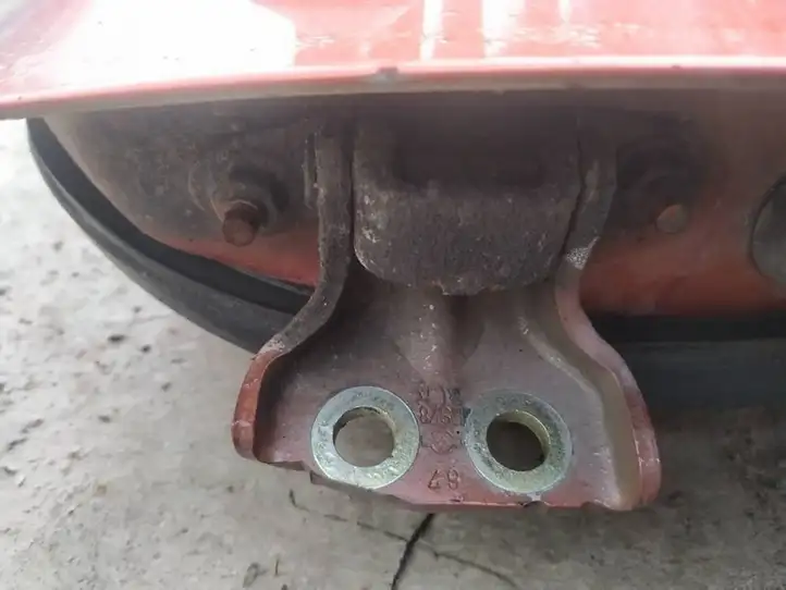 Nissan Note (E11) (2006 - 2014) Верхняя петля передней двери — фото 1