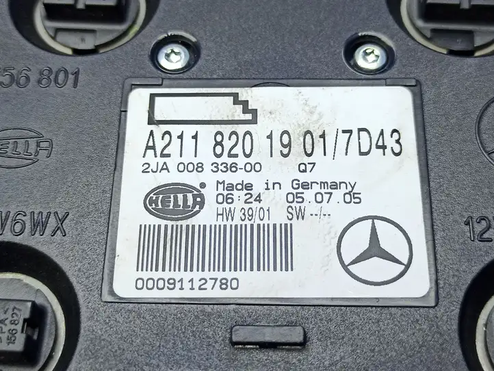 Mercedes-Benz E W211 (2002 - 2009) A2118201901 Задняя подсветка — фото 2